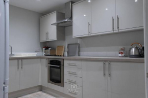 Flamingo - Two-Bed Apartment with Seaview , Great Location